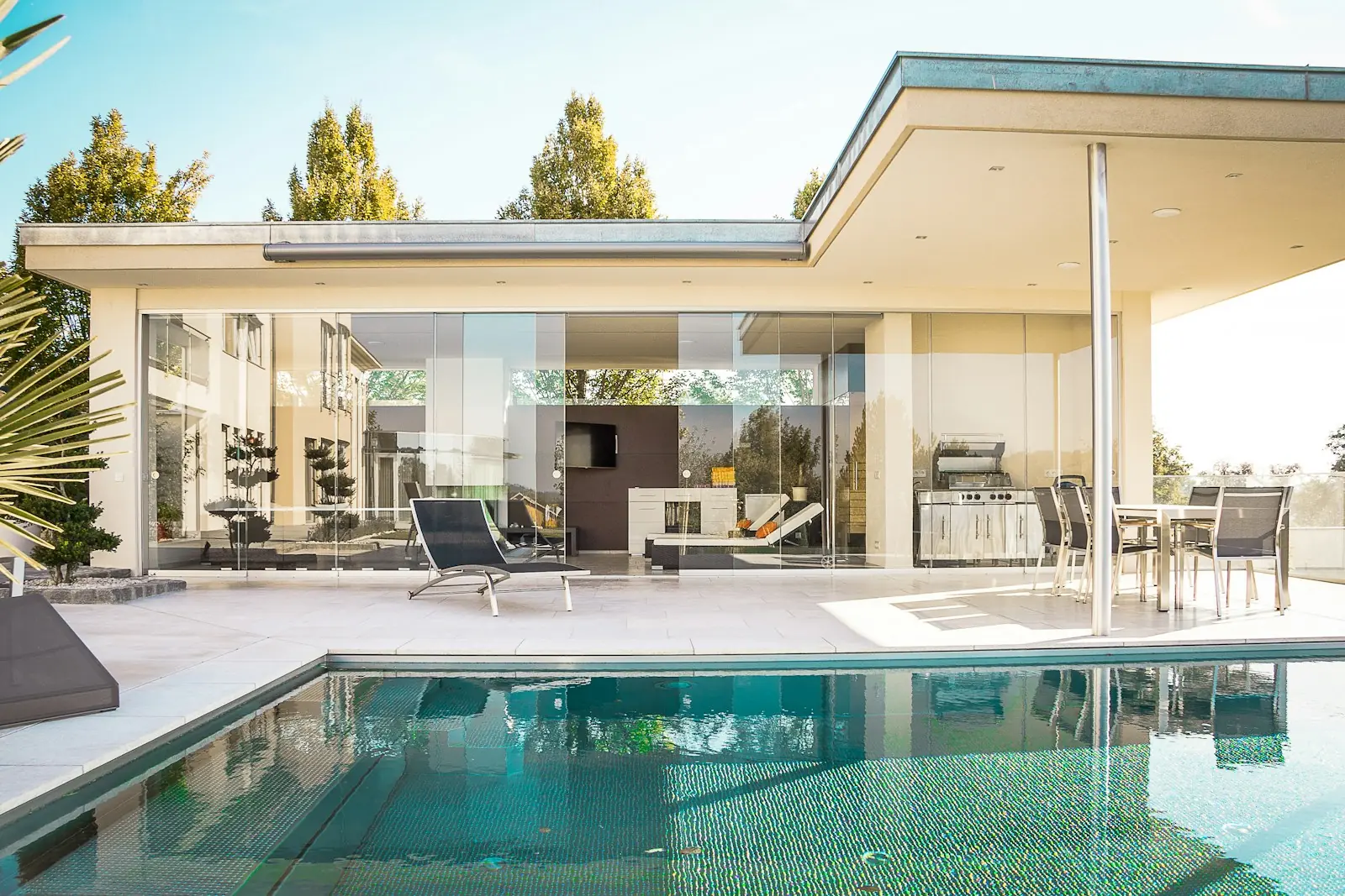 Casa contemporánea con alberca y ventanales