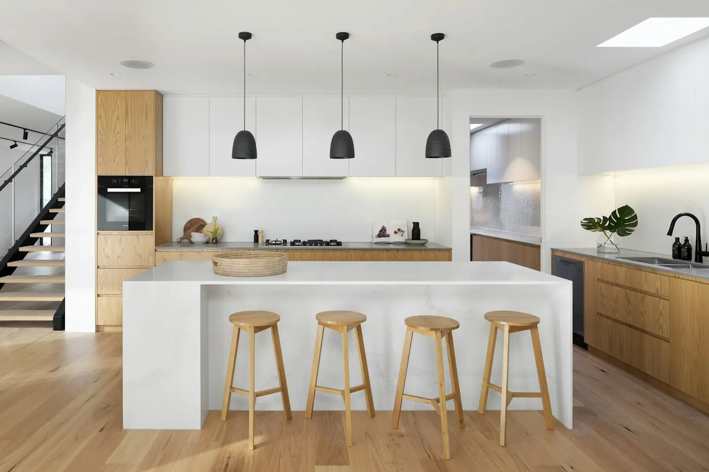 Cocina moderna con isla y bancos de madera