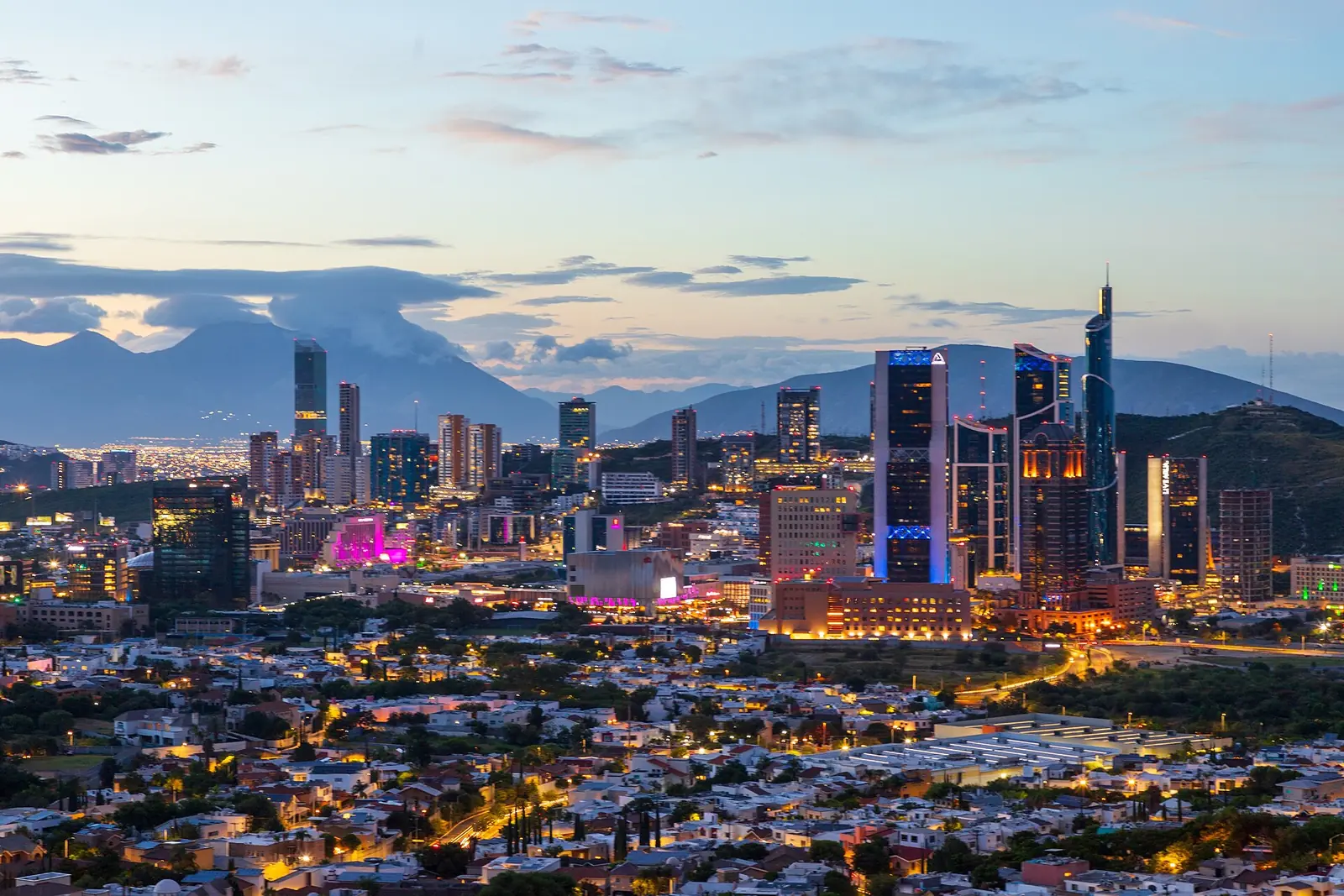 Vista nocturna de Monterrey con el Cerro de la Silla al fondo